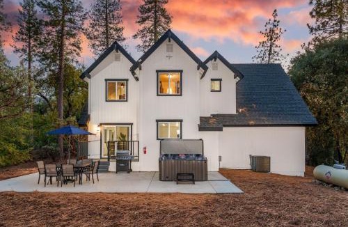 Oakhurst House | A Modern Hideaway - with hot tub, game room, and more