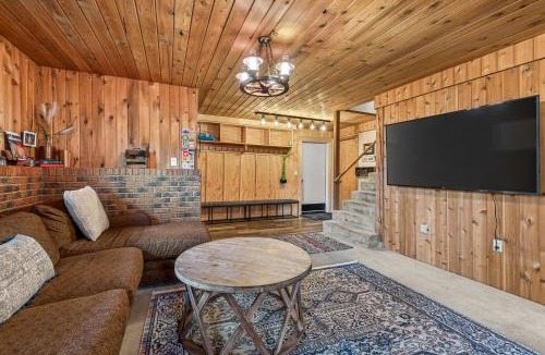 Cascade House | Above Par - Quiet & Private Retreat | Parking + Lake Views