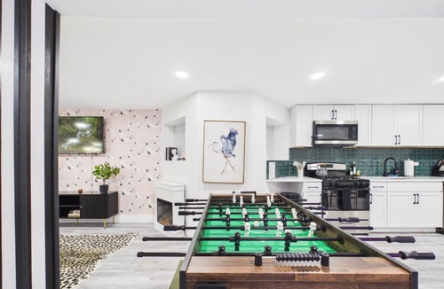 Wrigleyville Apartment | Addison Art Deco Flat