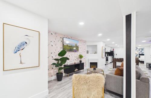 Wrigleyville Apartment | Addison Art Deco Flat