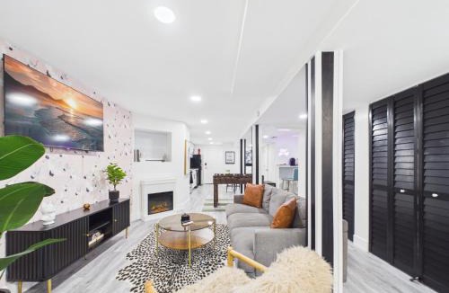 Wrigleyville Apartment | Addison Art Deco Flat