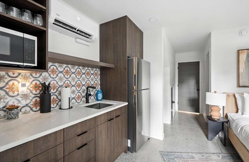 Kerns Apartment | Adelynn Studio Walkable Kerns Spanish Charm