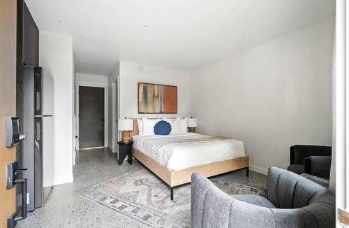 Kerns Apartment | Adelynn Studio Walkable Kerns Spanish Charm