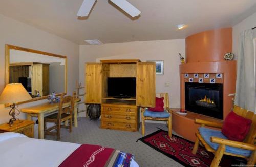 Oak Creek Apartment | Adobe Hacienda - Anasazi Suite