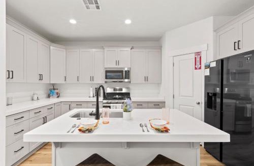 Washington House | Adventure Base Camp Pet Friendly with Resort Living Pool, Arcade, Pickle-ball