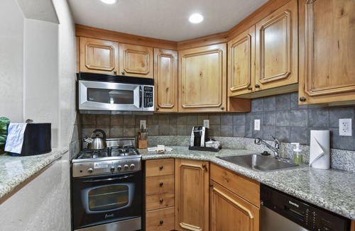 Midway Villa | Adventure Hub~Backcountry Ski|Snowmobile|Scuba Diving Villa 3022-2