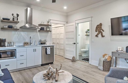 Downtown Apartment | Airy Bentonville Studio < 1 Mile to City Square!