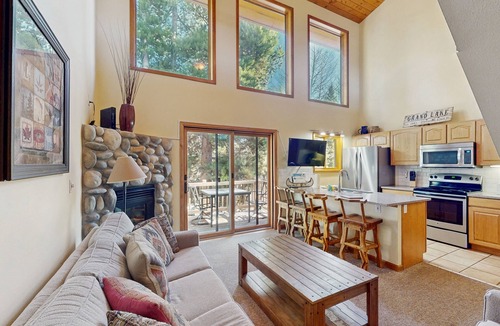 Grand Lake Condo | Airy & bright retreat w/private balcony, great location, & gas fireplace