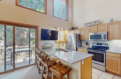 Grand Lake Condo | Airy & bright retreat w/private balcony, great location, & gas fireplace