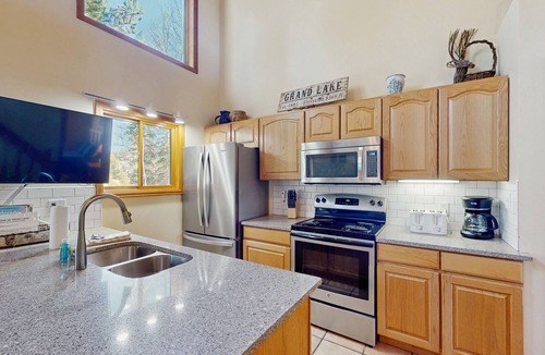 Grand Lake Condo | Airy & bright retreat w/private balcony, great location, & gas fireplace