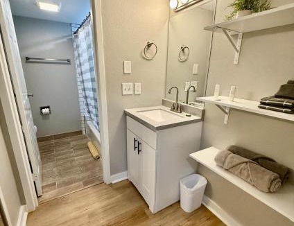 South Central Omaha Apartment | Aksarben Gem near UNO