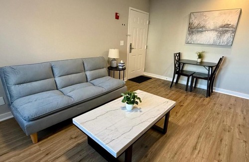 South Central Omaha Apartment | Aksarben View One Bedroom