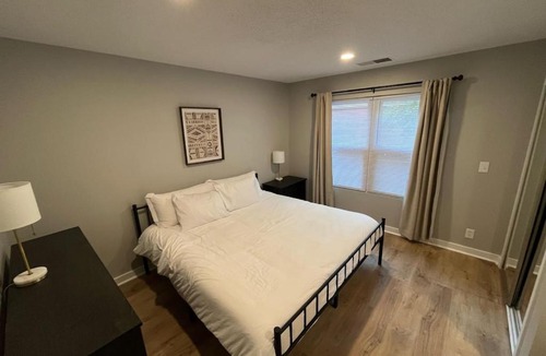 South Central Omaha Apartment | Aksarben View One Bedroom