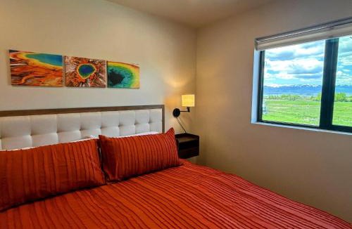 Driggs House | Alpine Escape Luxury Retreat, Hot Tub, Walkable, Mountain Views, 3 King Beds