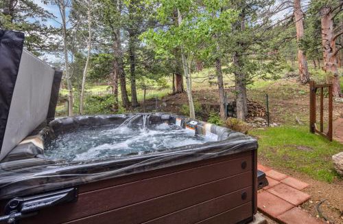 Estes Park House | Alpine Suite - Minutes to RMNP, Hot Tub!