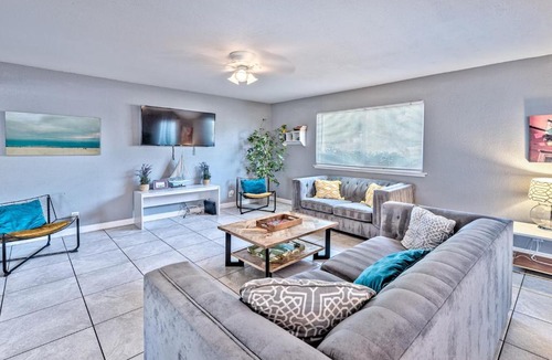 Richfield House | Amazing house 4 miles to the strip