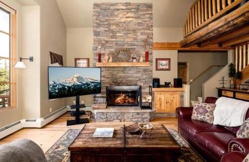 Big Sky House | Amazing Secluded Cabin with Fireplace and Hot-tub in Big Sky, Montana