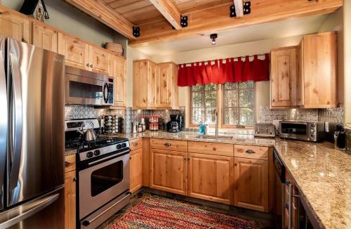 Big Sky House | Amazing Secluded Cabin with Fireplace and Hot-tub in Big Sky, Montana