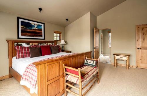 Big Sky House | Amazing Secluded Cabin with Fireplace and Hot-tub in Big Sky, Montana