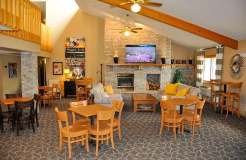 Clear Lake Hotel | AmericInn by Wyndham Clear Lake