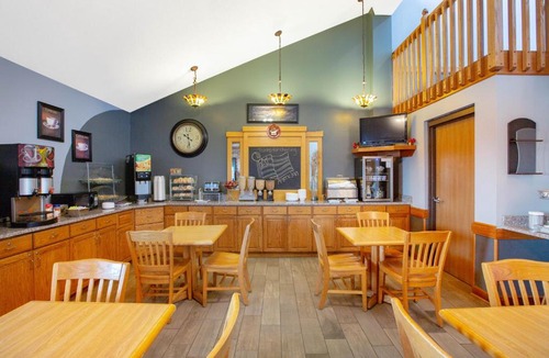 Oakdale Hotel | AmericInn by Wyndham Coralville