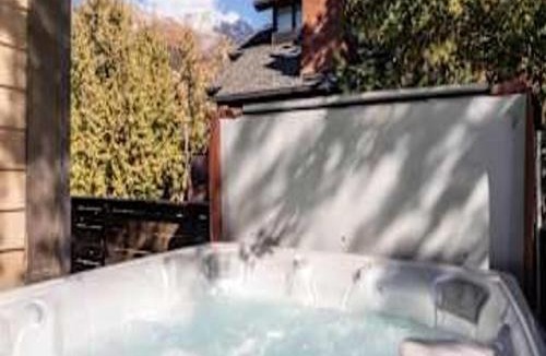 Cottonwood Heights House | Apex Exquisite Apartments - 420 N Main St