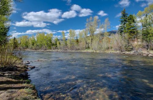 Silverthorne Apartment | Après Shores Riverfront: Upscale Downtown Retreat