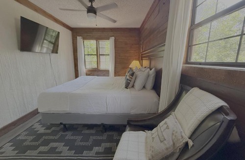 Eureka Springs House | Authentic Log Cabin with Full Kitchen, Fireplace a