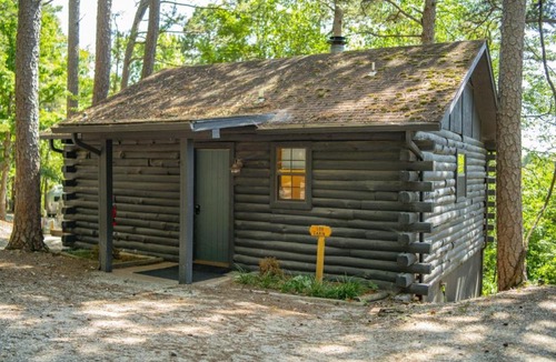 Eureka Springs House | Authentic Log Cabin with Full Kitchen, Fireplace a