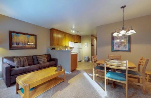 Four O'Clock Apartment | Autumn Foliage 209