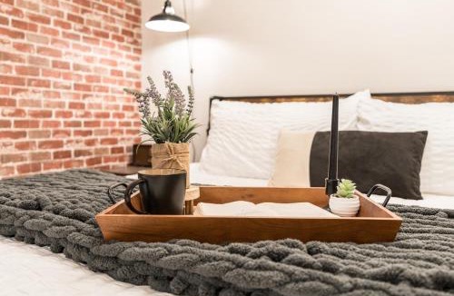 Boise House | Awaken Your Senses King Bed BSU Parking