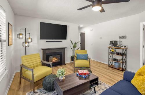 Bella Vista House | Back-40 Retreat with Hot Tub & Bike Garage