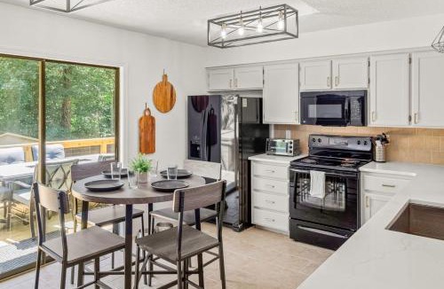 Bella Vista House | Back-40 Retreat with Hot Tub & Bike Garage