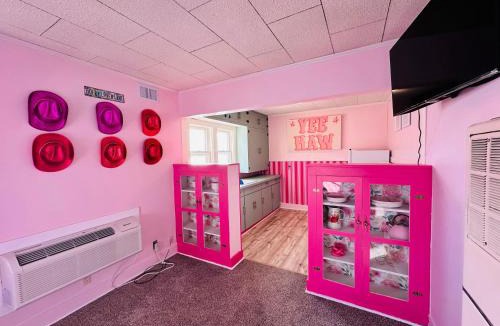 Russell House | Barbie-1Bed1BathKitchDeckGrill-Sleeps Up to 4