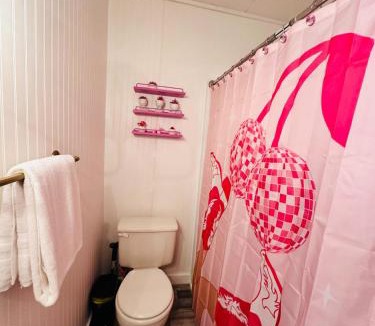 Russell House | Barbie-1Bed1BathKitchDeckGrill-Sleeps Up to 4