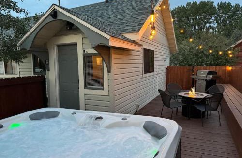 Red Lodge House | Base Camp with Hot Tub on main street Wi-Fi dog