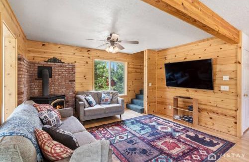 Meadow View Heights House | Basecamp Adventures with Firepit, BBQ, Sleeps up to 15