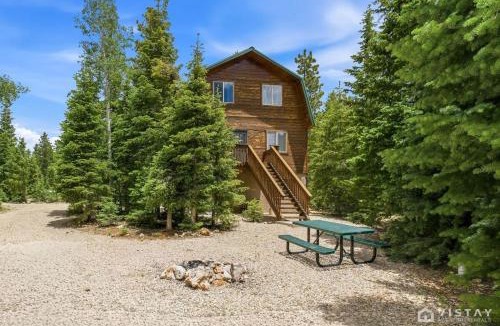 Meadow View Heights House | Basecamp Adventures with Firepit, BBQ, Sleeps up to 15