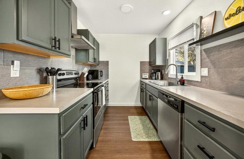 Grants Pass House | Basecamp GP Entire 4BR Duplex Near Downtown