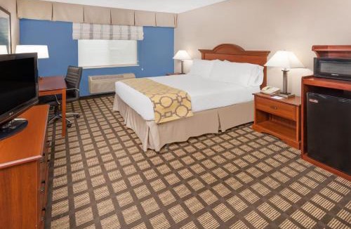 Galesburg Hotel | Baymont by Wyndham Galesburg