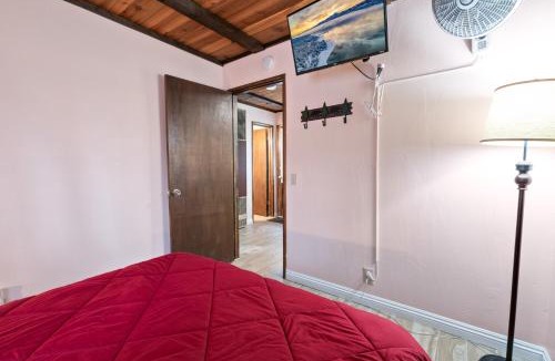 Moonridge House | Bear Cave - Cute and cozy with a hot tub!