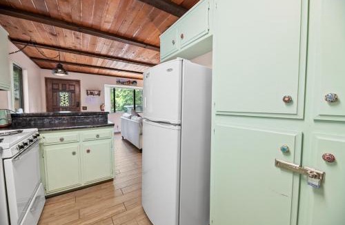 Moonridge House | Bear Cave - Cute and cozy with a hot tub!