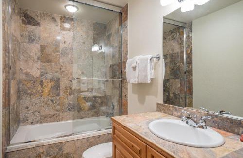 Mountain Village Hotel | Bear Creek Lodge 109B Hotel Room