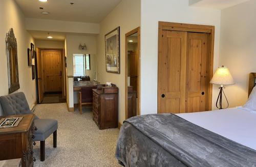 Mountain Village Hotel | Bear Creek Lodge 209B Hotel Room