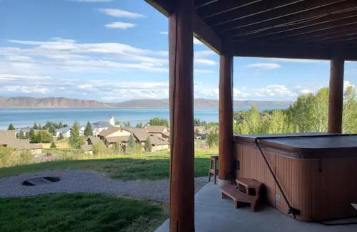 Harbor Village Villa | Bear Foot Lodge - Amazing Views! Arcade, Hot Tub, Family Fun Cabin!
