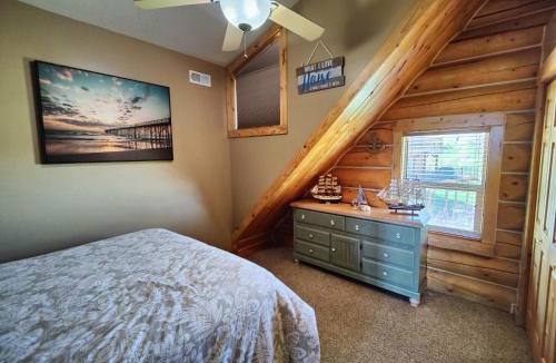 Harbor Village Villa | Bear Foot Lodge - Amazing Views! Arcade, Hot Tub, Family Fun Cabin!