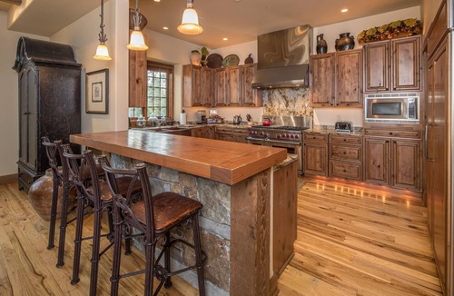 Big Sky Condo | Bear Paw Den | Luxury Retreat w/Hot Tub & Epic Views