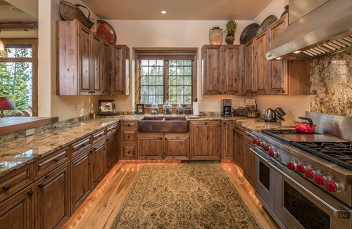 Big Sky Condo | Bear Paw Den | Luxury Retreat w/Hot Tub & Epic Views