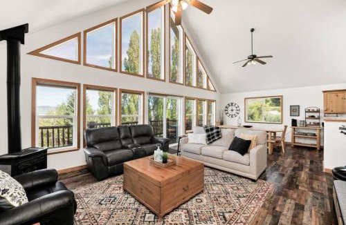 Harbor Village House | Beary Chill Cabin with Fire Pit