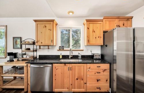 Harbor Village House | Beary Chill Cabin with Fire Pit